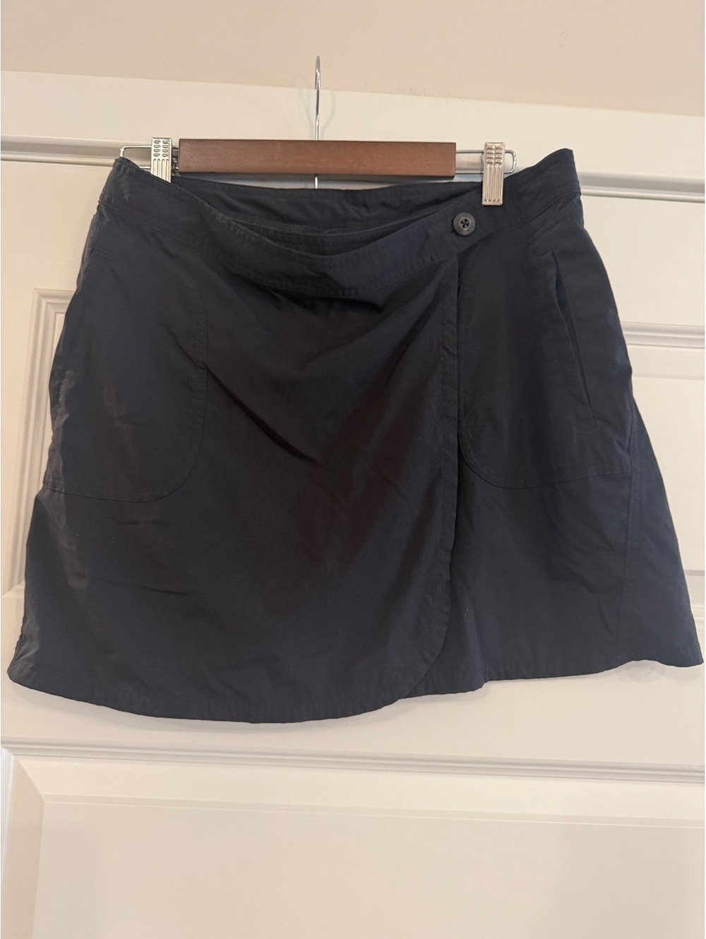 Patagonia Women's Black Skort Skirt Button Wrap Size 10